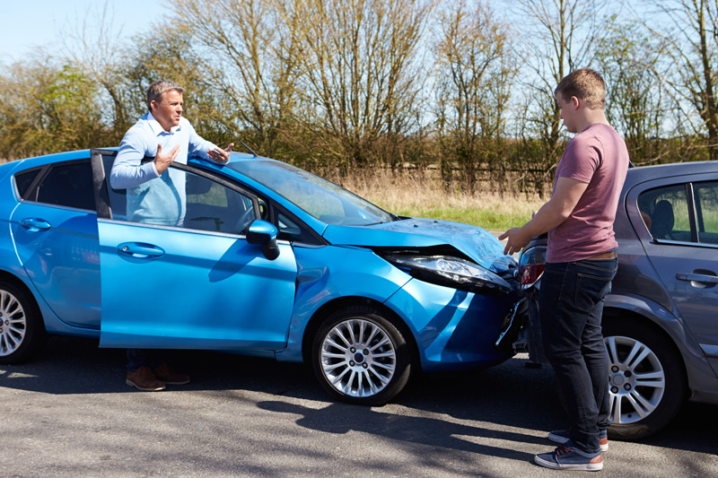 two people discussing car accident and Auto Insurance in The Woodlands, TX